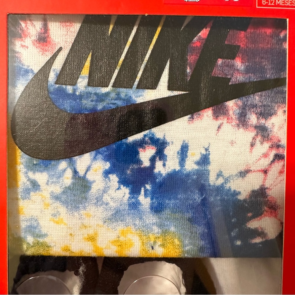 Baby Nike Gift Set - Picture 4 of 6